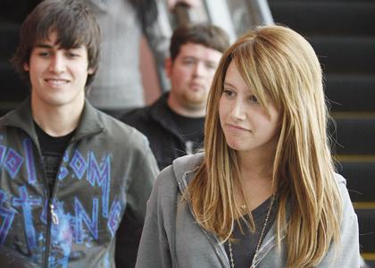 ashley-tisdale-shop-brother - De toate