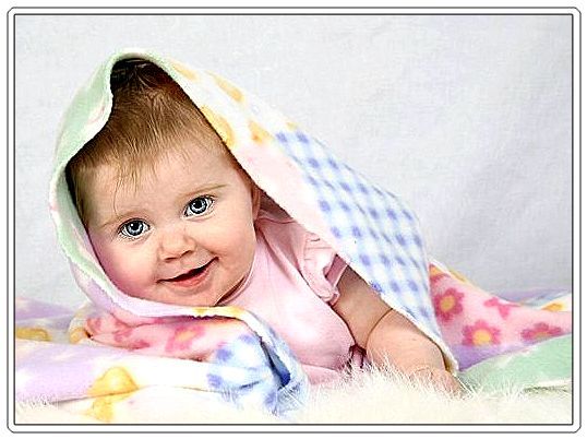 baby-girl-with-beautiful-smile - Bebelusi simpatici