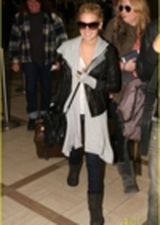 thumb_007 - ASHLEY TISDALE IN AEROPORT 30 OCTOMBRIE 2009