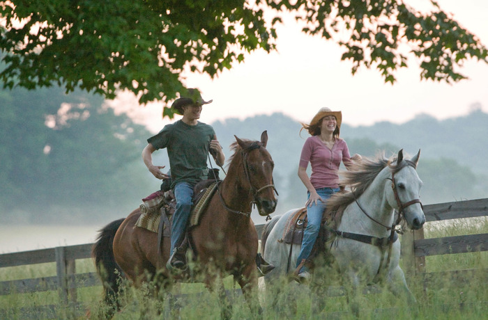 lucas-till-and-miley-cyrus-in-hannah-montana-the-movie[1]