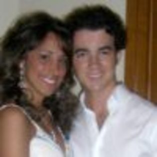 _jV8mV - kevin jonas si sotie lui