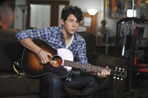 Nick cantand la chitara - Jonas