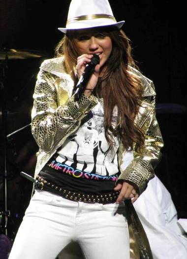 VB-concert-MileyCyrus01[1]