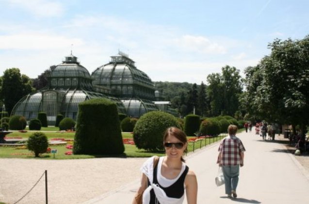 13z8itf - Laura Cosoi