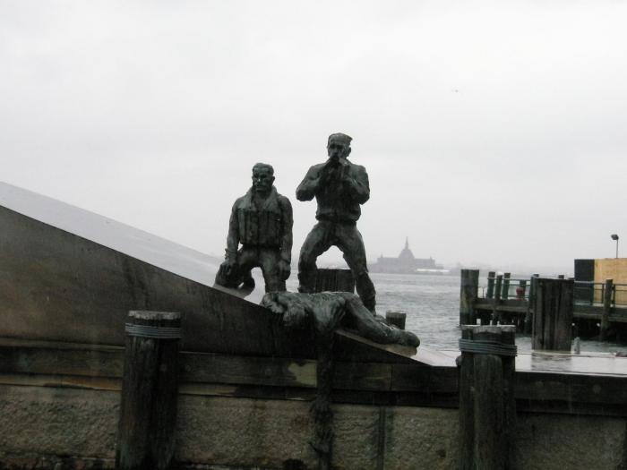 privind spre statuia Libertatii - tot NY prin ploaie - 30 nov