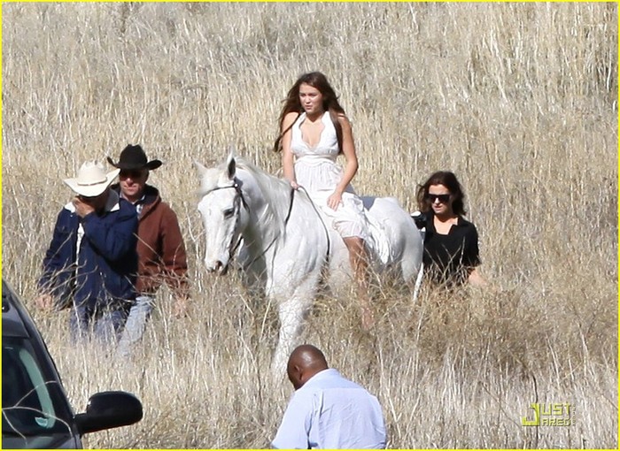 miley-cyrus-white-horse-photo-shoot-19[1]