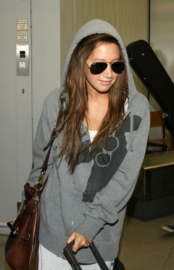 Ashley+Tisdale+Arriving+Berlin+wS4OpgdEtydl - Ashley Tisdale