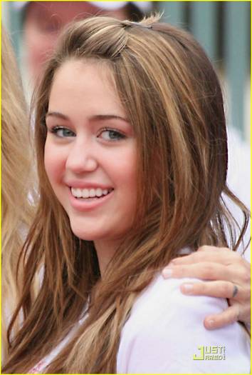 miley-cyrus-revlon-run-08 - Miley Cyrus Runs For Revlon