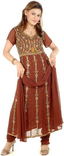 chocolatebrown_anarkali_suit_with_antiquebeadwork_km46 - Saree-uri pe care le poarta indiencele si accesorii