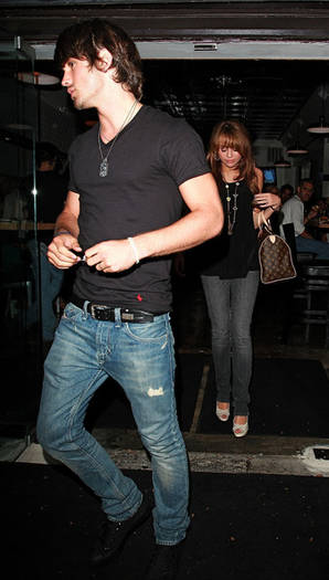 Miley+Cyrus+Boyfriend+Out+Dinner+NJt50kY4239l - miley cyrus