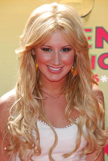 01112_Celebrity_City_Ashley_Tisdale_006_042_122_495lo - ce nota ii dai la ashley