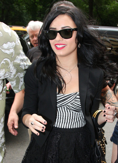 Lovato+s+happy+face+LPVJqZbIqsal