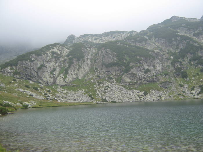 LACUL CALCESCU 09.08.2009 248; Am juns la lac, ploua destul de tare, dar  e splendid lacul glaciar
