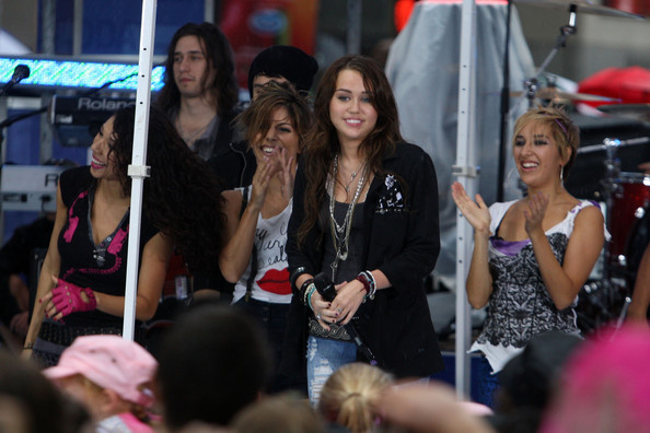 Miley+Cyrus+Performs+NBC+Today+ZvbtAJbowwnl[1]
