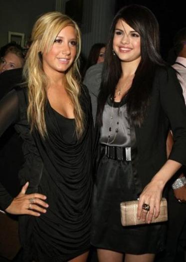 Selena-Gomez-Ashley-Tisdale-TEEN-VOGUE-Young-Hollywood-PARTIERS-selena-gomez-8328752-440-620