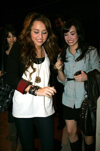 3 - Miley Cyrus si Demi Lovato