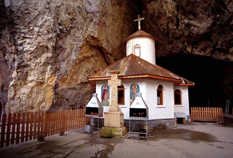 Biserica Schitului Pestera pe muntele Batrana,_Judetul Dambovita - 2004 ROMANIA