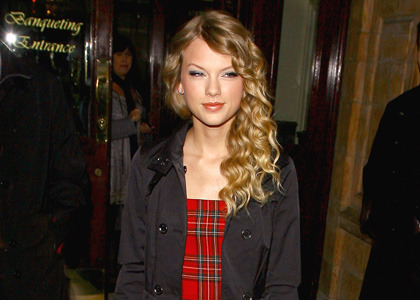 taylor-swift-redplaid