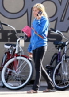 thumb_022 - ASHLEY TISDALE 6 OCTOMBRIE 2009 CU BICICLETA