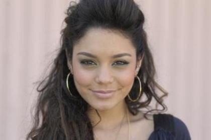 f521k8 - Vanessa Hudgens Sedinta foto