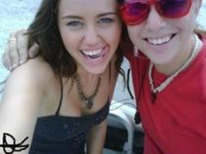 THRFIXJARFVYATVYJYK - Miley And Selena