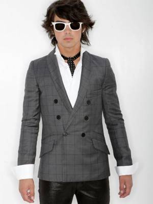 Joe_Jonas_white_sunglasses_suit_the_Jonas_Brothers_300x400_070108 - joe jonas