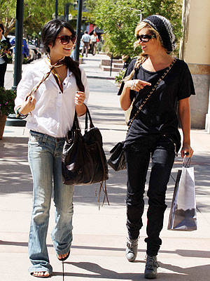 vanessa_hudgens_300x400 - Ashley si Vanessa