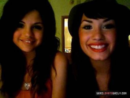 IYZCDOIDXAXDTQOZTRH - selena si demi