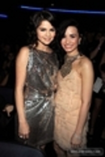 AMA-s-selena-gomez-and-demi-lovato-9161053-80-120