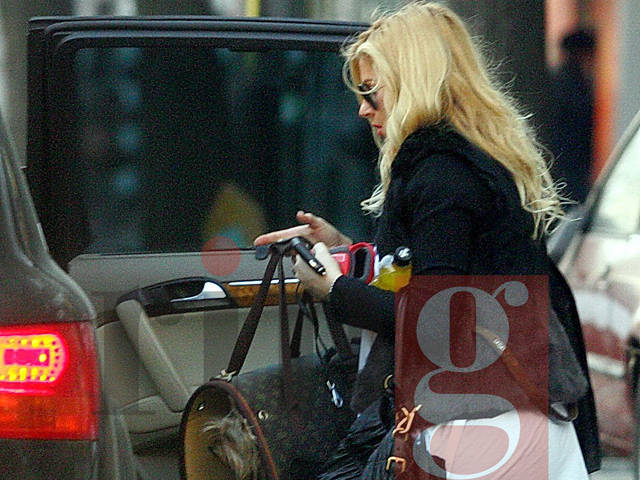 andreea-banica-il-plimba-pe-nino-cu-vuitton-ul1 - Andreea Banica