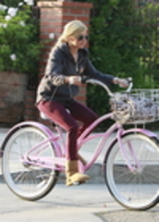 thumb_003 - ASHLEY TISDALE 8 OCTOMBRIE 2009 CU BICICLETA