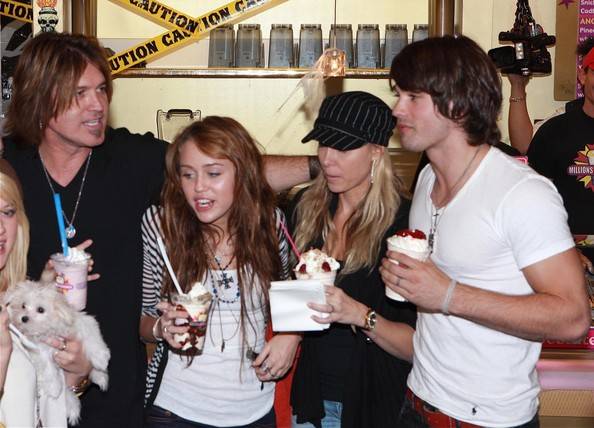Miley Cyrus Family Out Millions Milkshakes UhtYkrR8HTil