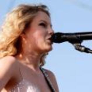 Taylor_Swift_1230495424_3
