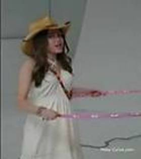 miley-cyrus_dot_com-boptv-2006photoshoot2-caps001