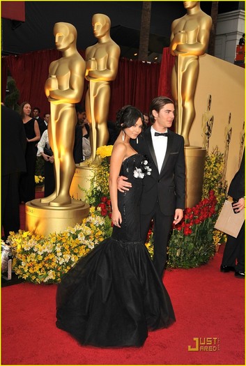 zac-efron-vanessa-hudgens-2009-oscars-01 - vanessa and zac