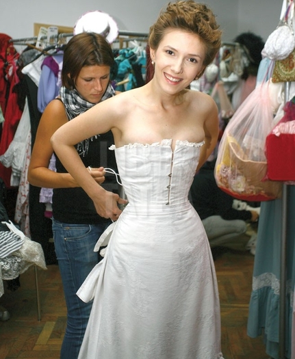 Adela isi incearca rochia de bal - Aniela-poze in exclusivitate de la filmari