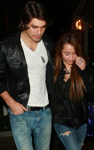 miley_cyrus_justin_gaston_dinner_date_1.0.0.0x0.400x636[1] - miley and justin