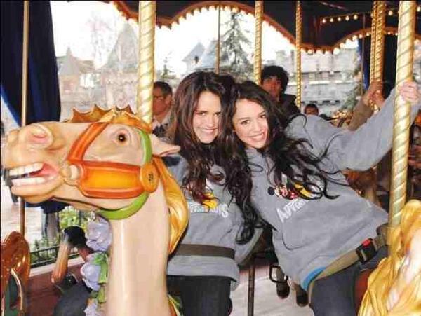 7cd586af29 - multe poze miley