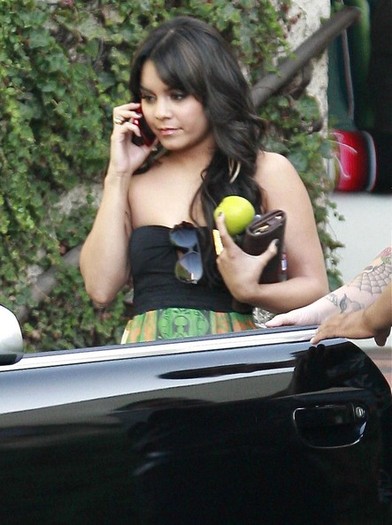 Vanessa+Hudgens+Out+Hollywood+BSboFjjPO1Ql