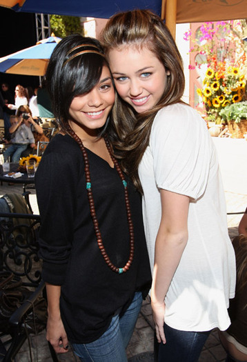 Vanessa and Miley (3) - Pt fannr1vanessaandmiley