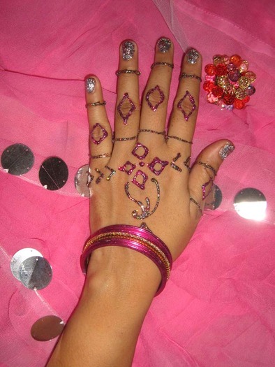 henna22 - Henna pe care o au indiencele pe maini si pe picioare cand se marita