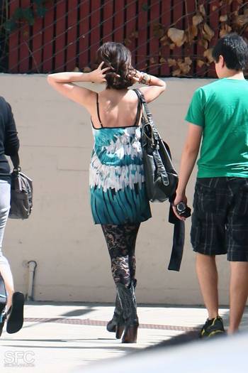 28qvuap - Selena JULY 16th- At a Frozen Yogurt Shop in Hollywood