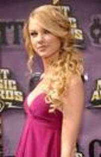  - Taylor Swift la CMT Awards