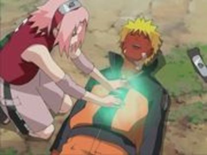 Sakura utilizand Jutsul ei de vindecare - Personaje din Naruto