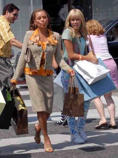 miley_cyrus_and_vanessa_williams.0.0.0x0.432x577[1] - miley la shopping