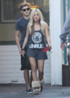 thumb_003 - ASHLEY TISDALE SI ZAC EFRON 3 NOIEMBRIE 2009