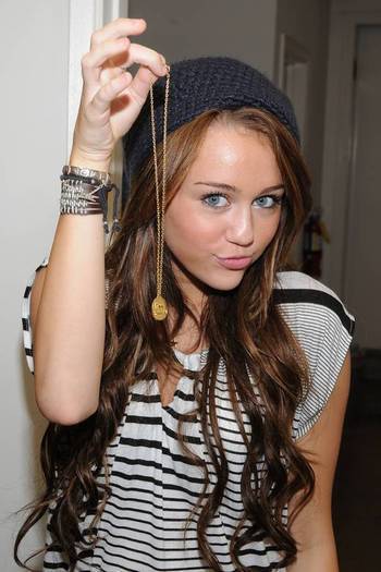 2130-9634890_84396534 - miley cyrus