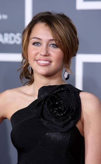 0000527671-67476L - Miley Cyrus in rochie neagra