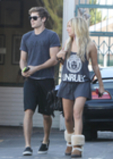 thumb_008 - ASHLEY TISDALE SI ZAC EFRON 3 NOIEMBRIE 2009