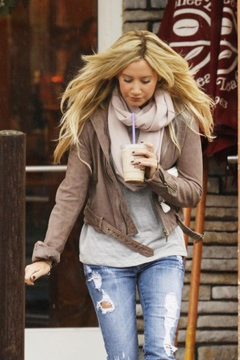 Ashley+Tisdale+bundles+up+after+grabbing+iced+D5rQp_2FcZMl